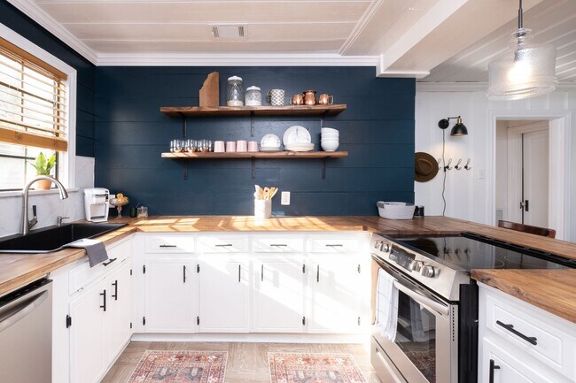 Building Photo - Updated 3-Bedroom Home with Fully Equipped Kitchen & Washer/Dryer in Great Neighborhood!