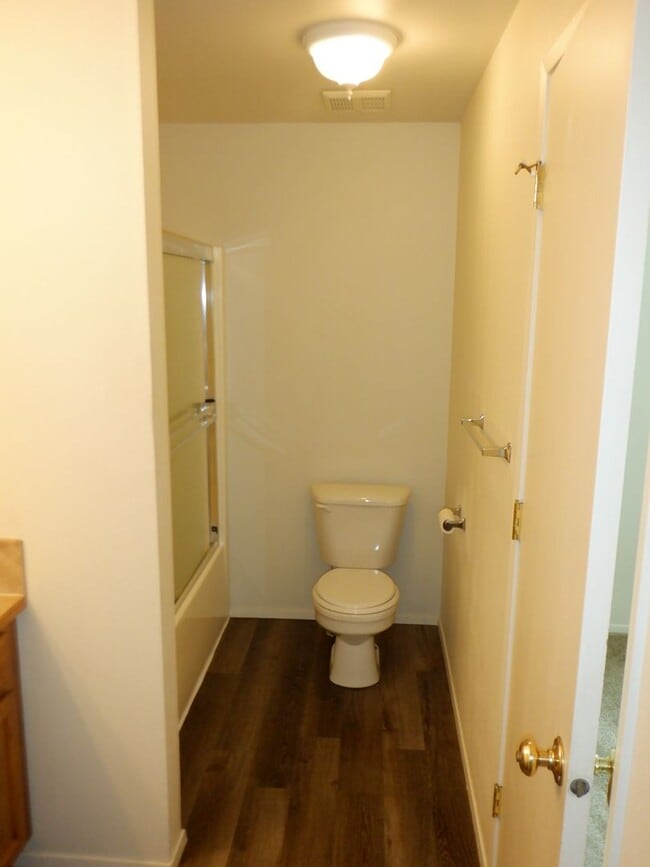 Building Photo - Single Level 2 Bed/2 Bath Unit with Garage...