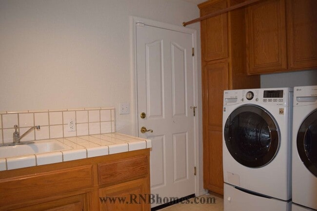 Building Photo - 303 Ironwood Cir