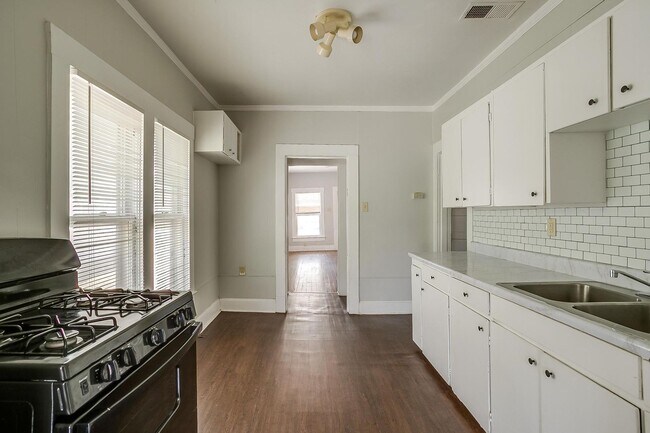 Building Photo - Large 4 Bed, 2 Bath in the heart of Histor...