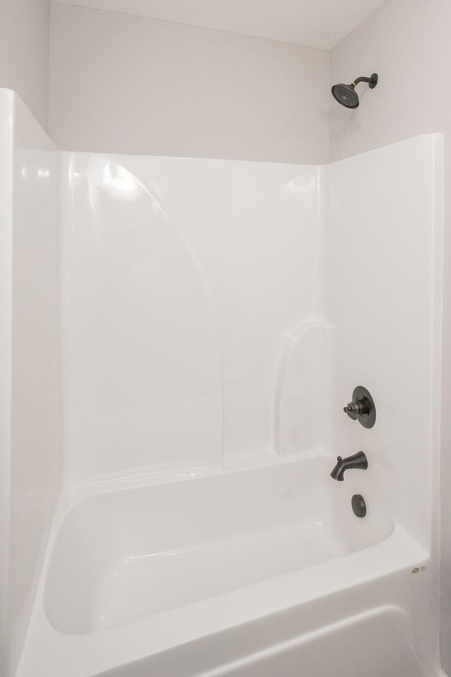 Building Photo - 123 Vanatta Rd