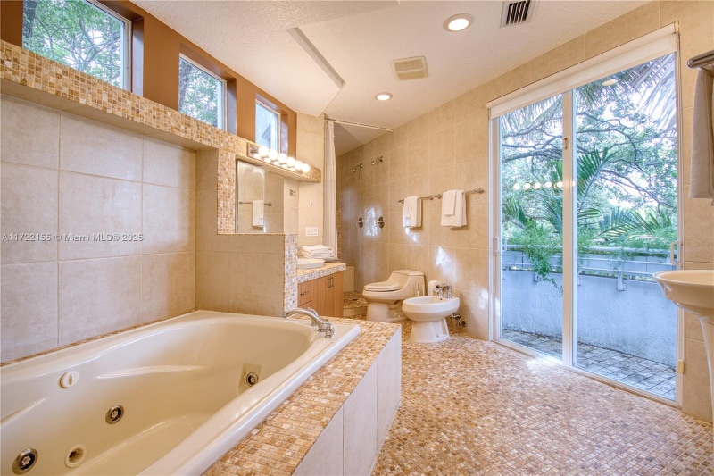 Building Photo - 2200 Lincoln Ave