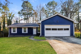 Building Photo - Fantastic 3bd/2ba home! Coming soon!