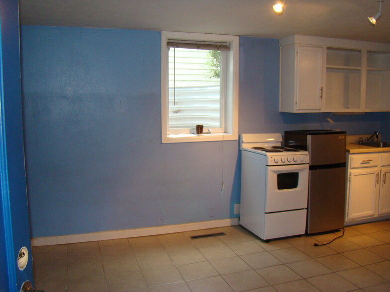 Kitchen - 636 S Loomis Ave