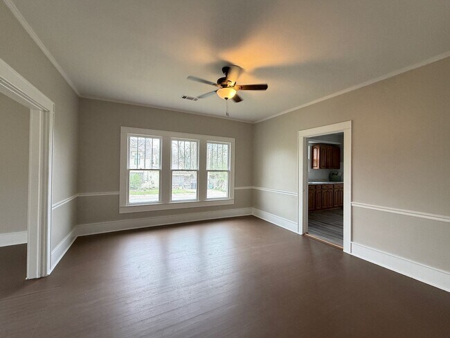 Building Photo - Historic Home in Batesville