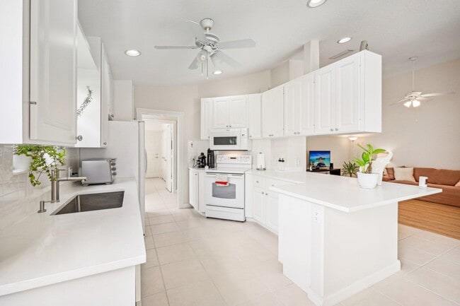 Building Photo - 10853 SW Elsinore Dr