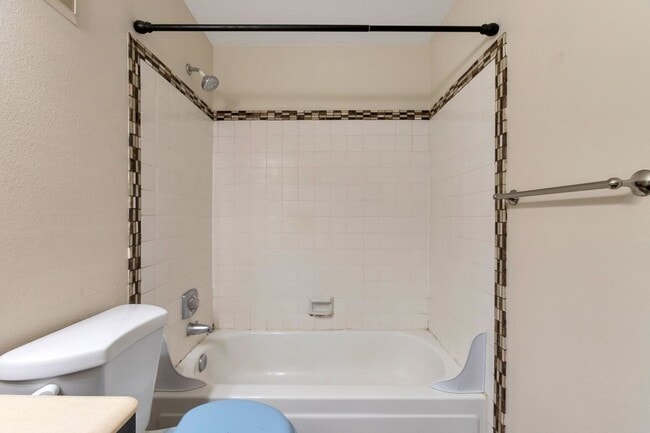 Building Photo - 1BR Condo • Fireplace • Balcony in Aurora