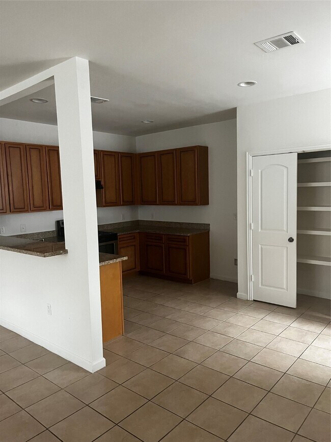 Building Photo - 4303 Oak Ridge Dr