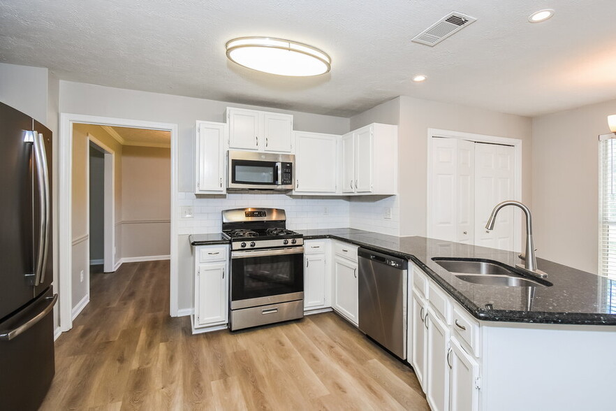 Building Photo - 2057 Wedgewood Dr
