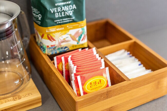 Building Photo - Newly Remodeled 5B4B. 2 mile from the Rose Parade!