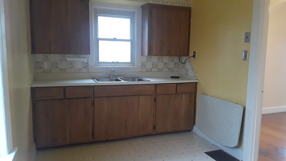 Kitchen cabinets - 1776 Dixdale Ave