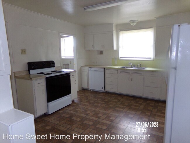 Building Photo - 3 br, 2 bath House - 715 E. First Street