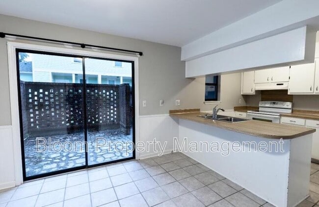 Building Photo - 579 Travelers Blvd