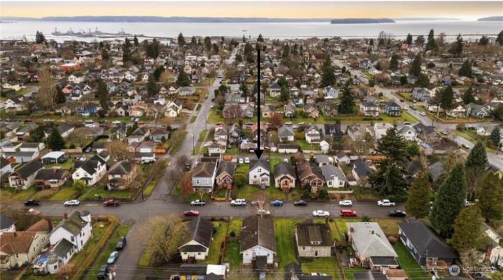 Centrally located just blocks from the water front, minutes to schools, freeway, bus line - 2026 Lombard Ave