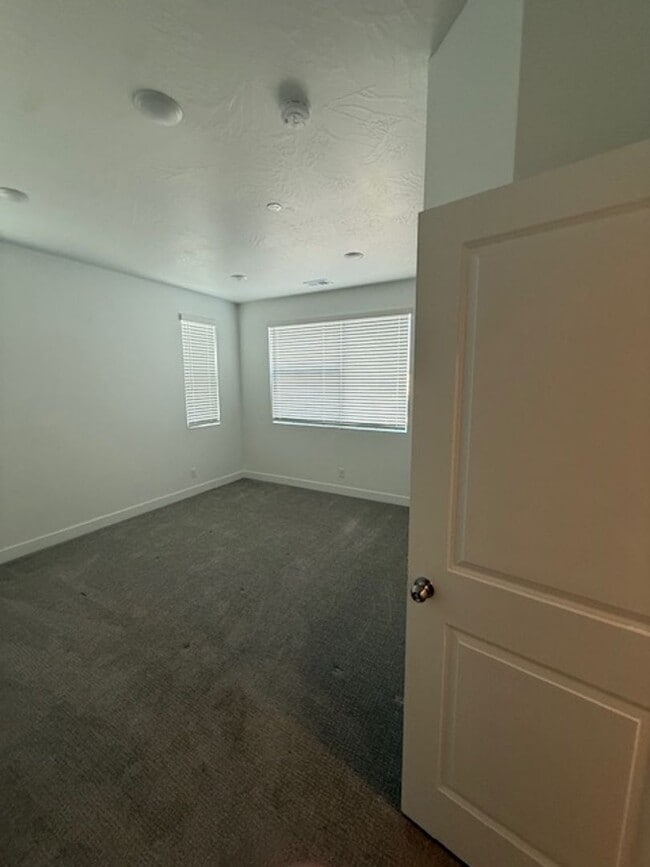 Building Photo - Modern 3 Bedroom Condo in Desert Color