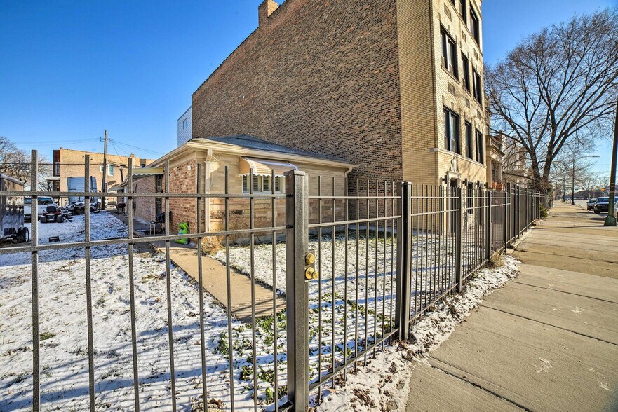 Building Photo - 703 S Central Park Ave