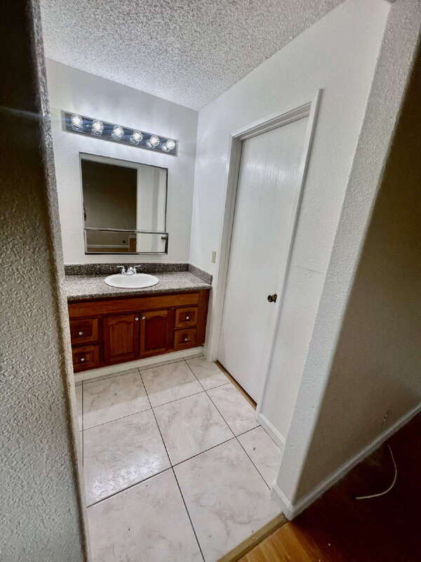 Building Photo - 827 Crested Dr