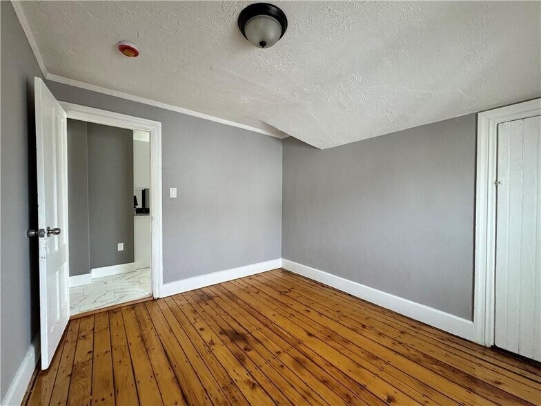 Building Photo - 910 Atwells Ave