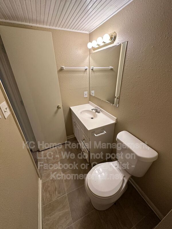 Building Photo - 405 NE Westwind Dr