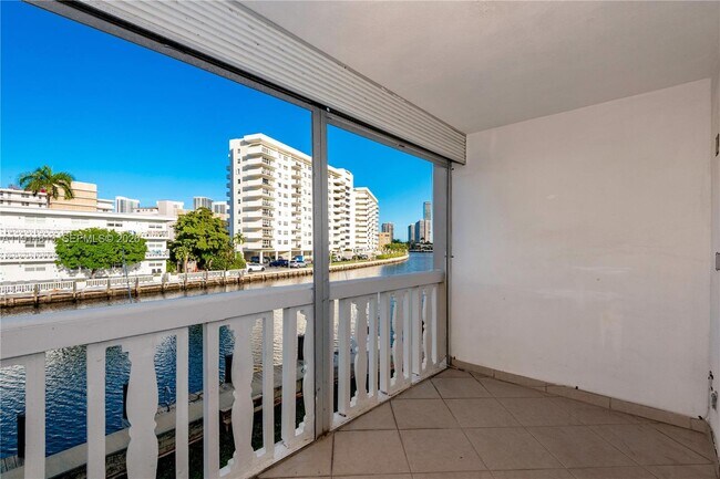 Building Photo - 440 Paradise Isle Blvd