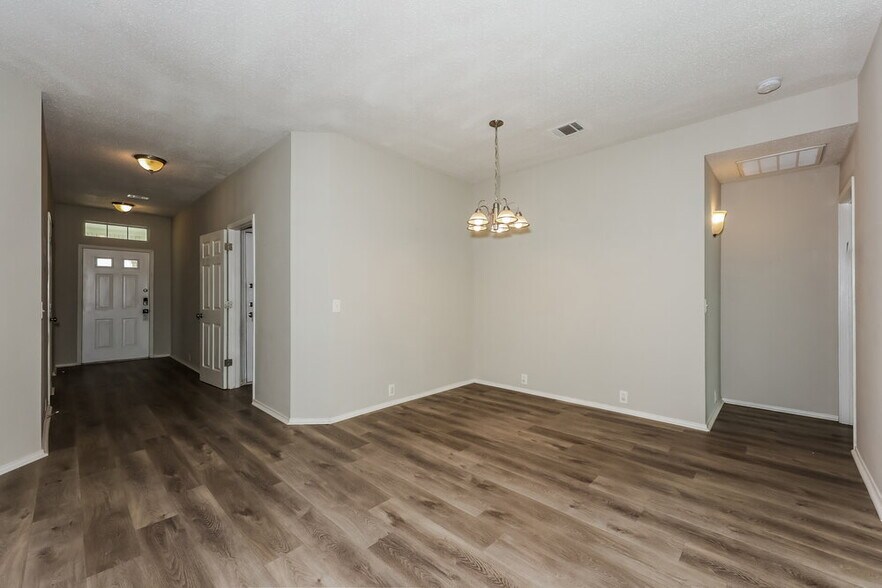 Building Photo - 6730 Meadowcrest Dr