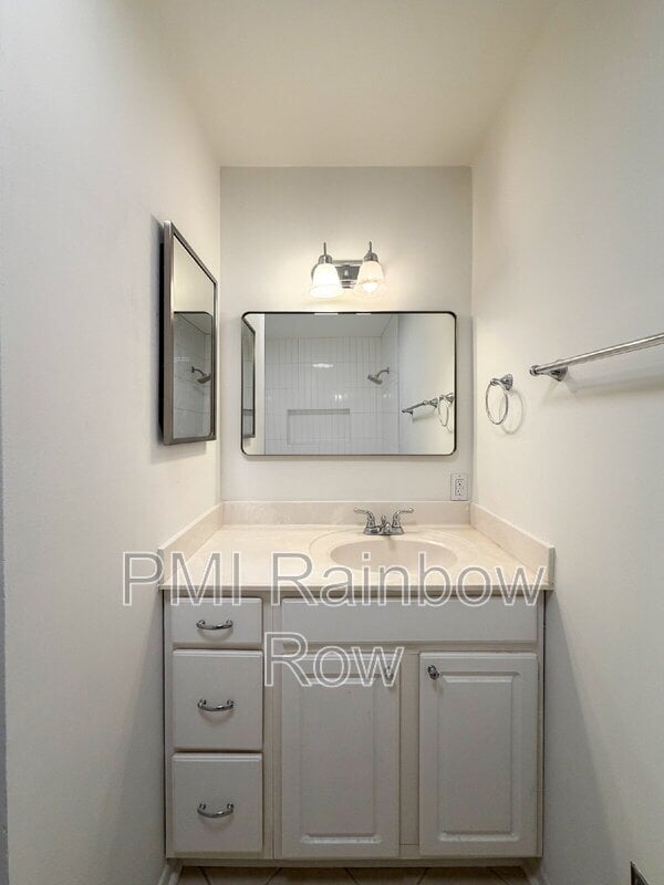 Building Photo - 425 Carriage Ln