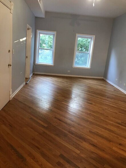 Living Room - 3249 N Lakewood Ave