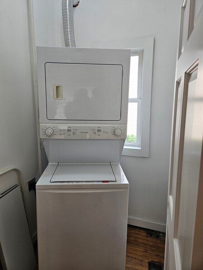 Building Photo - 1331 6th St NE