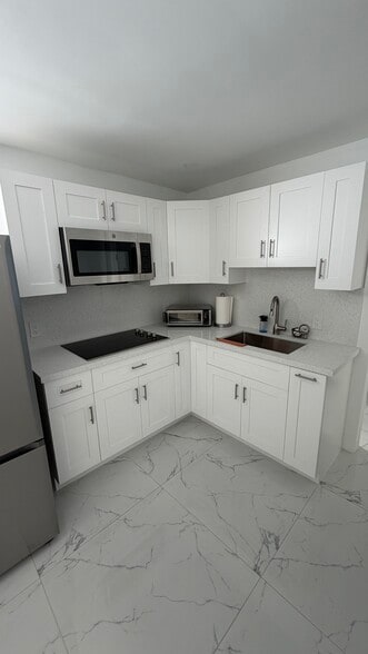 Building Photo - 560 SE 6th St