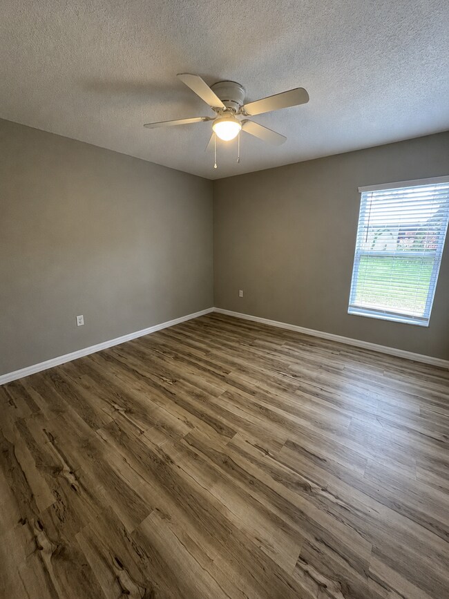 Building Photo - 12053 Centralia Rd