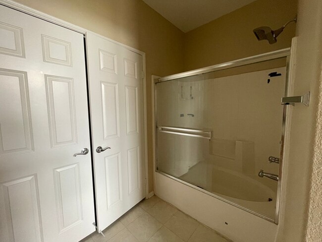 Building Photo - Three Bedroom Two Bathroom Condo in Lake E...