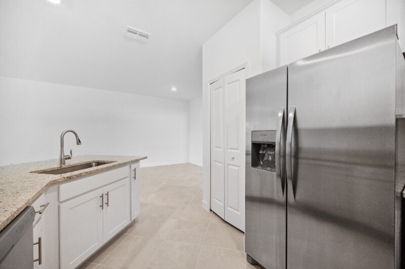 Building Photo - 15810 Sunny Day Dr