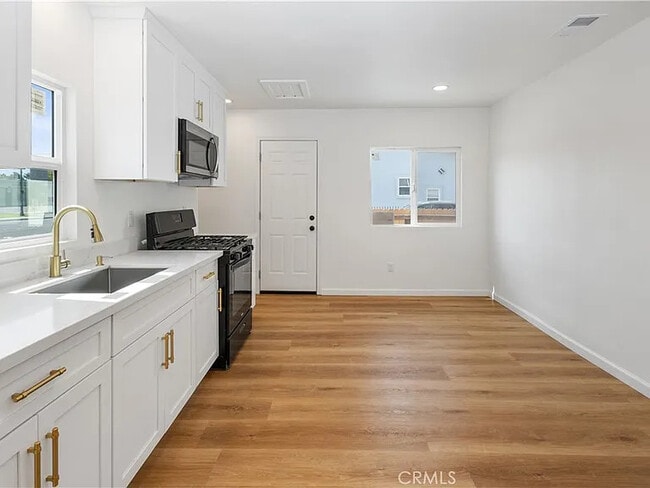 Building Photo - 6 W 23rd St