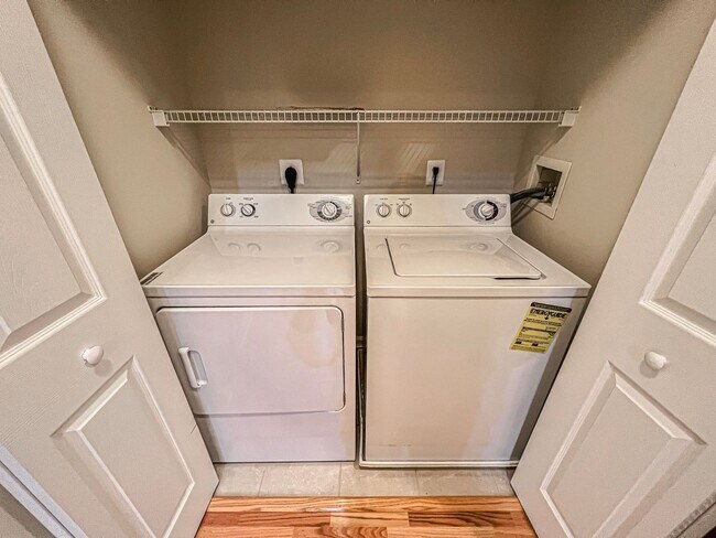 Building Photo - Sunny 1 Bed 1 Bath Condo In Beautiful Fairfax Ridge Condo