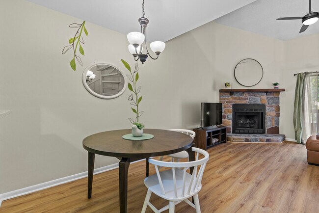 Building Photo - Fully remolded and furnished condo.