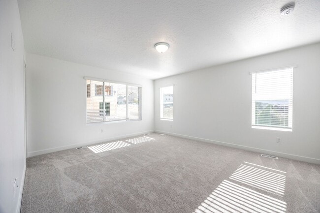 Building Photo - End Unit New Construction with Finished Basement Includes Utilities in New Jordanelle Ridge Neigh...