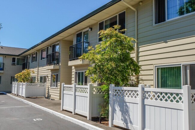 Building Photo - Timeless 3 Bedroom in Vibrant Irvington!