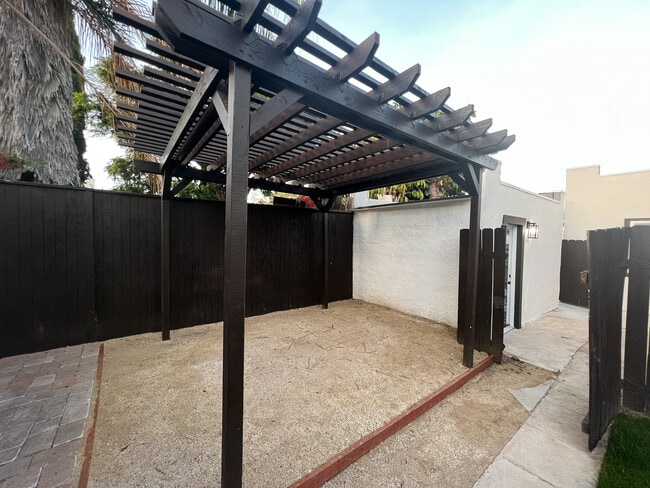 Building Photo - 3572 Nile St