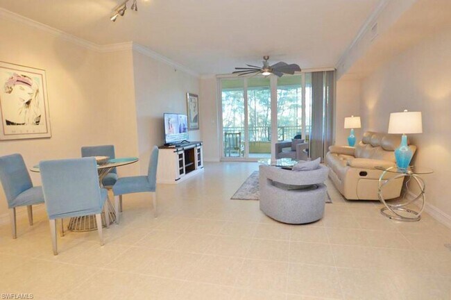 Building Photo - Beautifully decorated split 2/2 in stunnin...