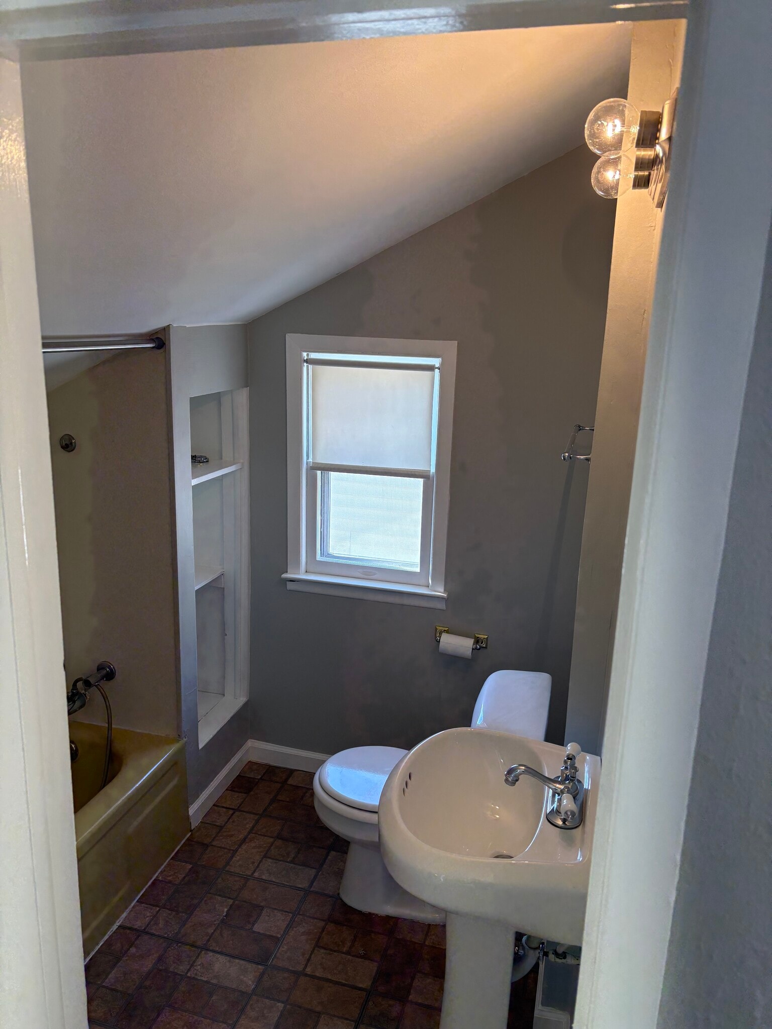 Building Photo - 403 E Saratoga St