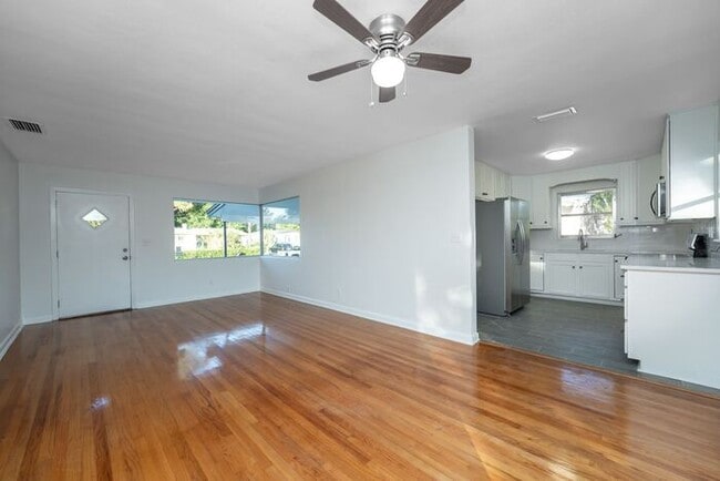 Building Photo - Gorgeous 3/2 Home