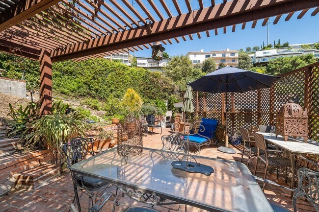 Building Photo - 1685 Sunset Plaza Dr