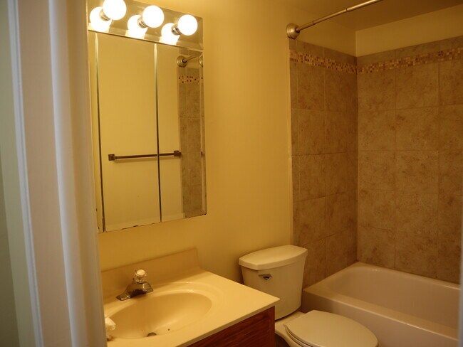 Building Photo - 951 Barclay Ln