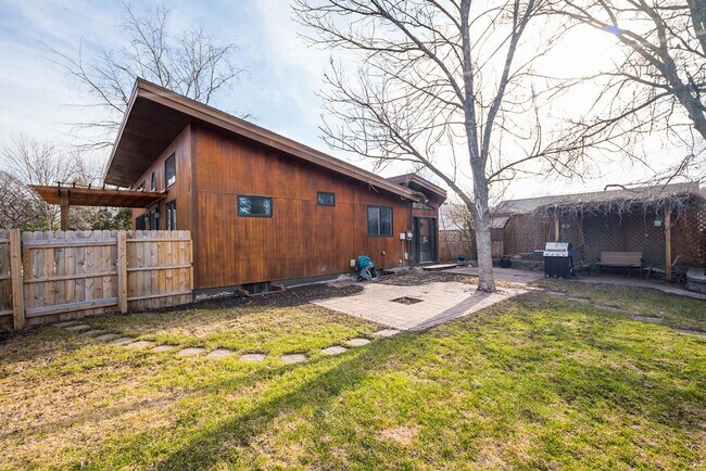 Building Photo - Great 4 Bedroom/2 Bath Home near UND!