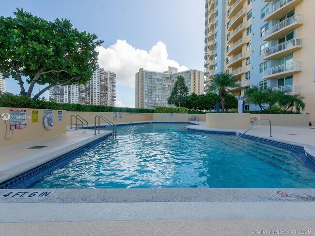 Building Photo - 2475 Brickell Ave