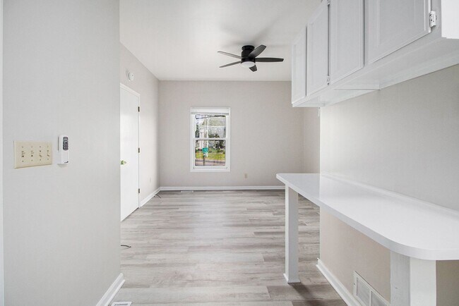Building Photo - $799 Chic & Renovated 1BR with Style- Ask ...