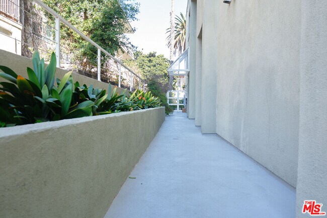 Building Photo - 1242 9th Ct