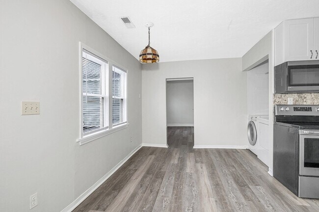 Building Photo - 98 School St