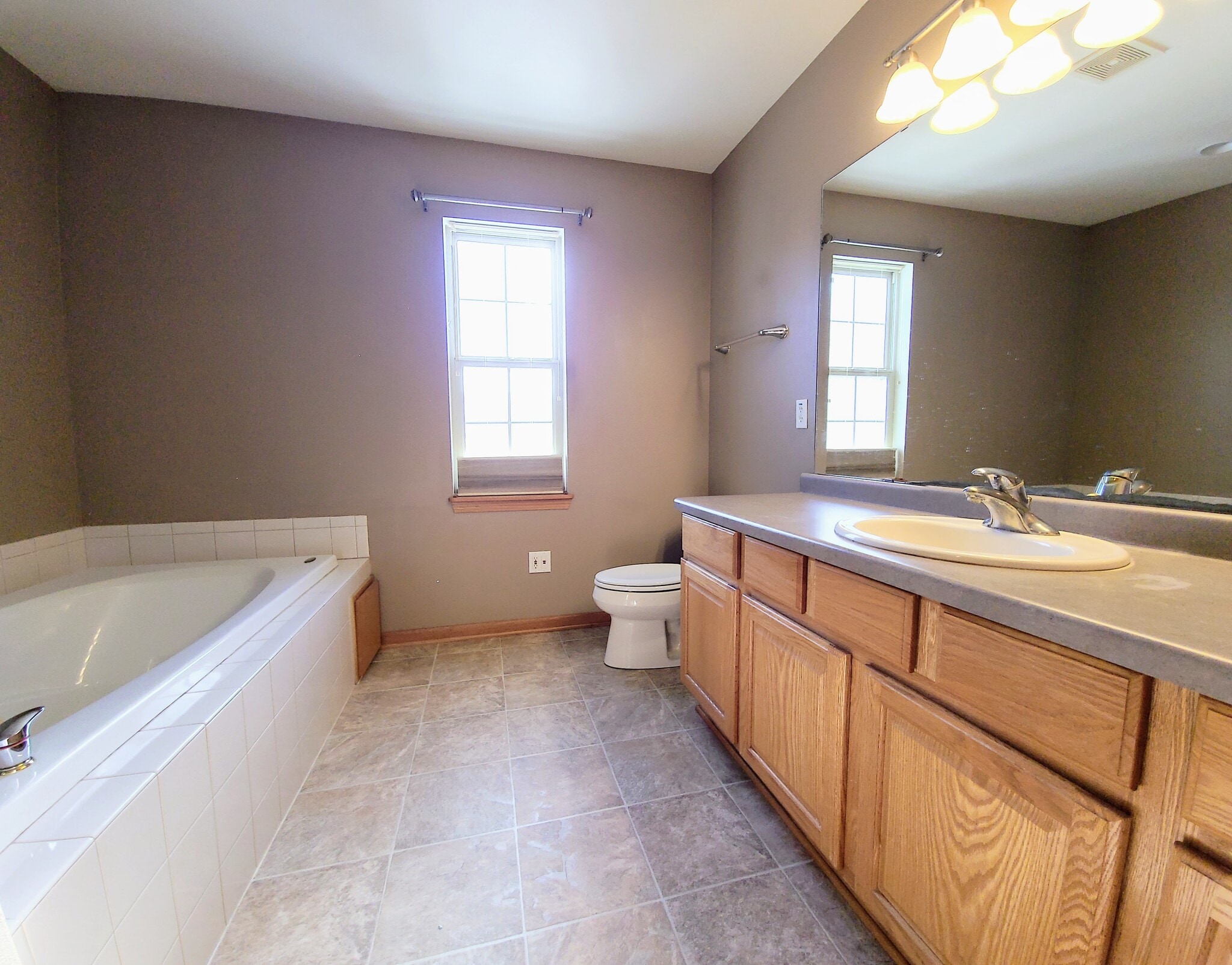 Building Photo - 1805 Deer Path