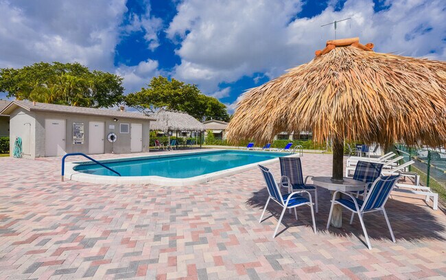 Building Photo - 1651 Palmland Dr